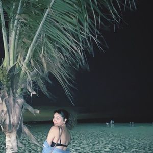 Meet your Posher, Tee